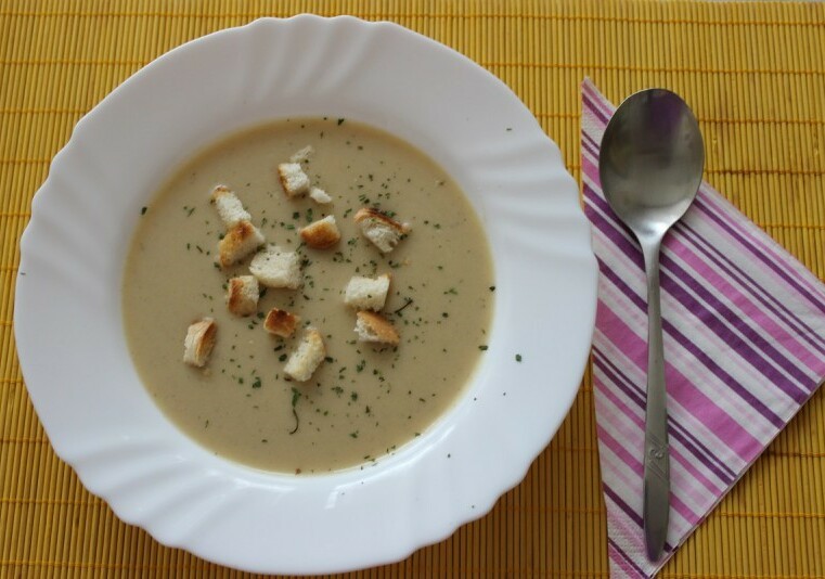 Cibulovo-česneková krémová polévka s krutonky