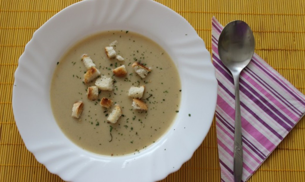 Cibulovo-česneková krémová polévka s krutonky