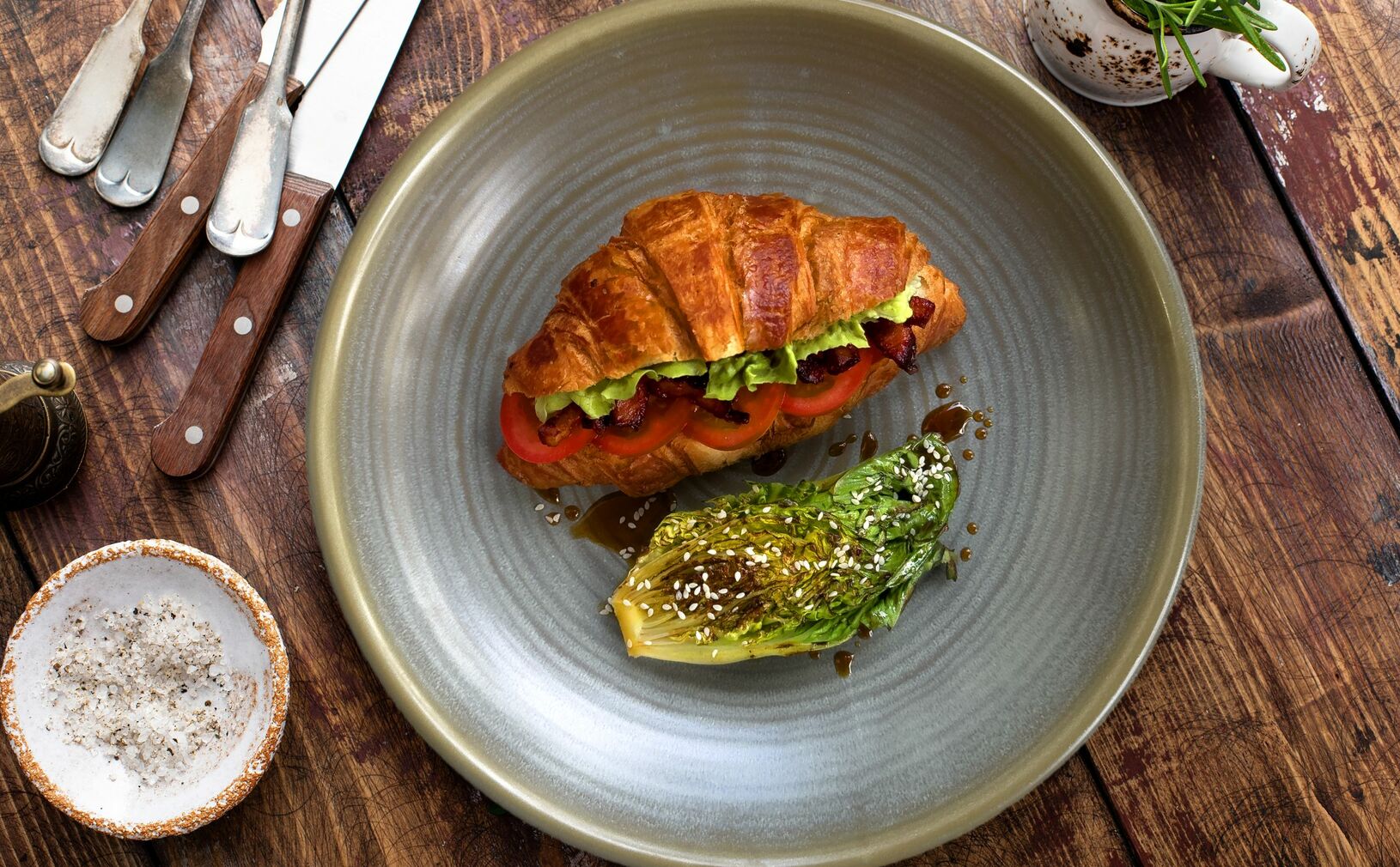 Croissant s teriyaki salátem a slaninou