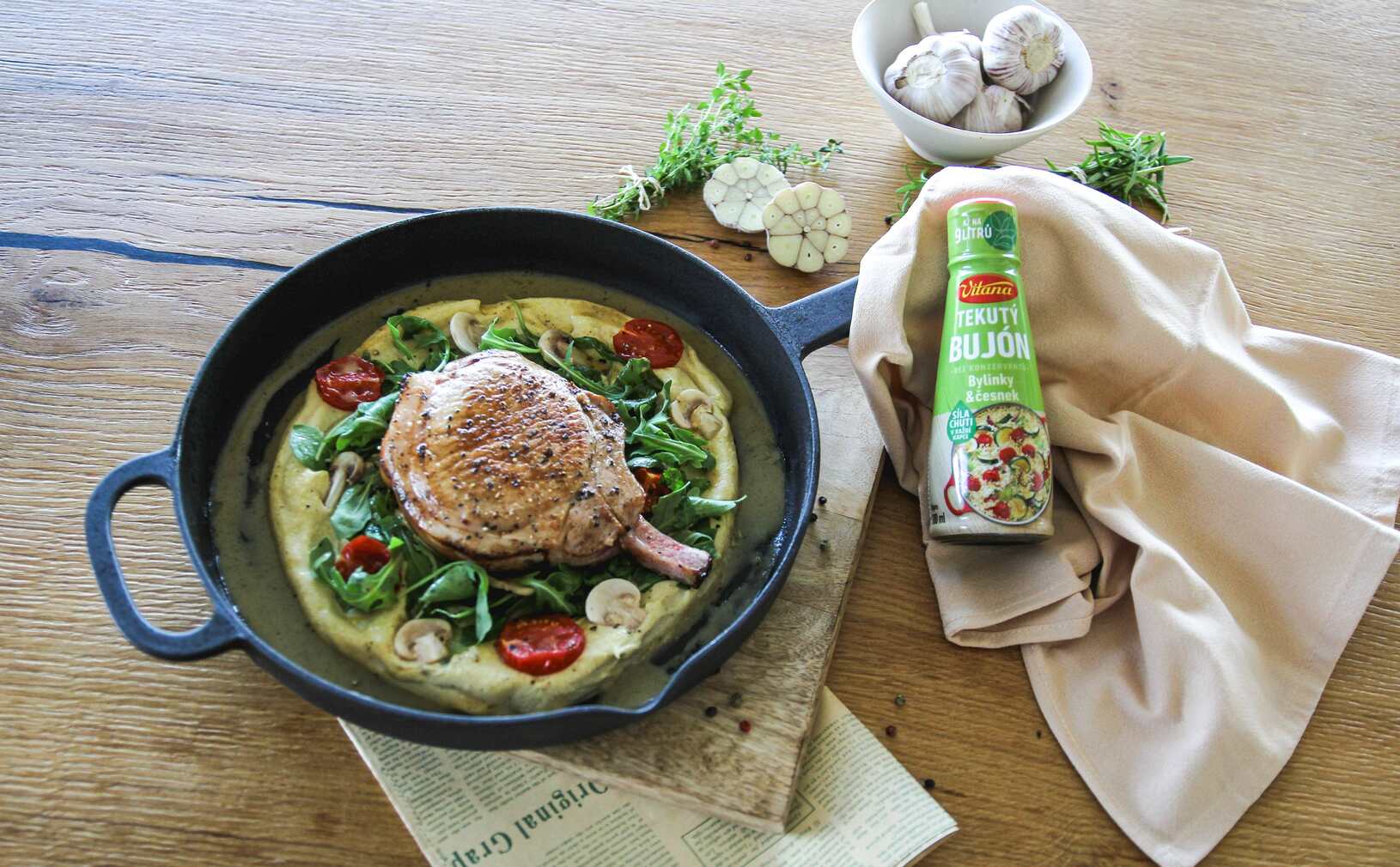 Vepřový Tomahawk s cizrnovým pyré s česnekem a bylinkami, rukolový salát s pečenými rajčátky a žampionovým carpacciem