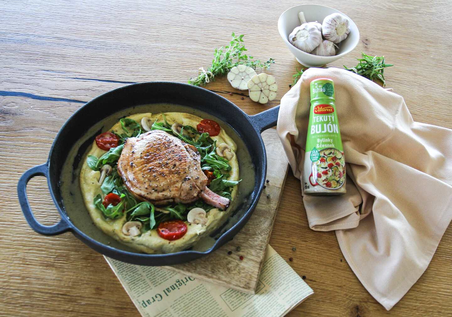 Vepřový Tomahawk s cizrnovým pyré s česnekem a bylinkami, rukolový salát s pečenými rajčátky a žampionovým carpacciem