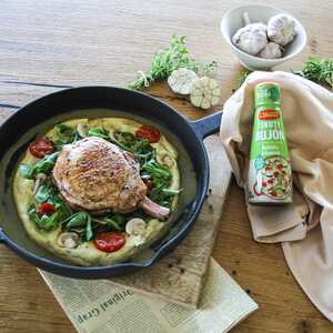 Vepřový Tomahawk s cizrnovým pyré s česnekem a bylinkami, rukolový salát s pečenými rajčátky a žampionovým carpacciem